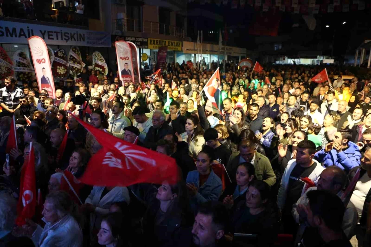 Seferihisar Belediye Başkanı İsmail Yetişkin, Ürkmez\'deki Seçim Ofisini Açtı