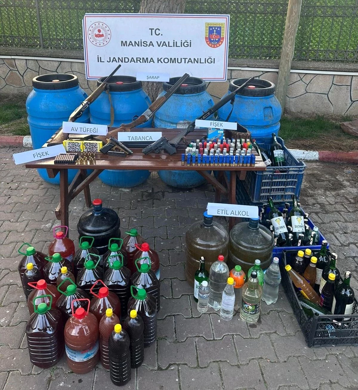 Manisa\'da Kaçak Şarap ve Etil Alkol Operasyonu
