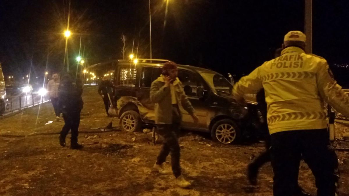 Siirt\'te hafif ticari araç refüje girdi, 1 kişi yaralandı