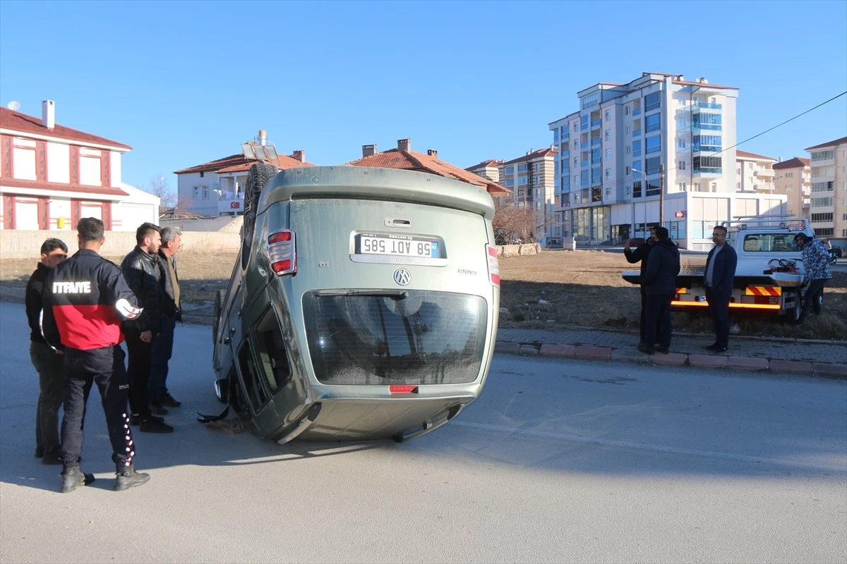 Sivas\'ın Şarkışla ilçesinde otomobille çarpışma sonucu 2 kişi yaralandı