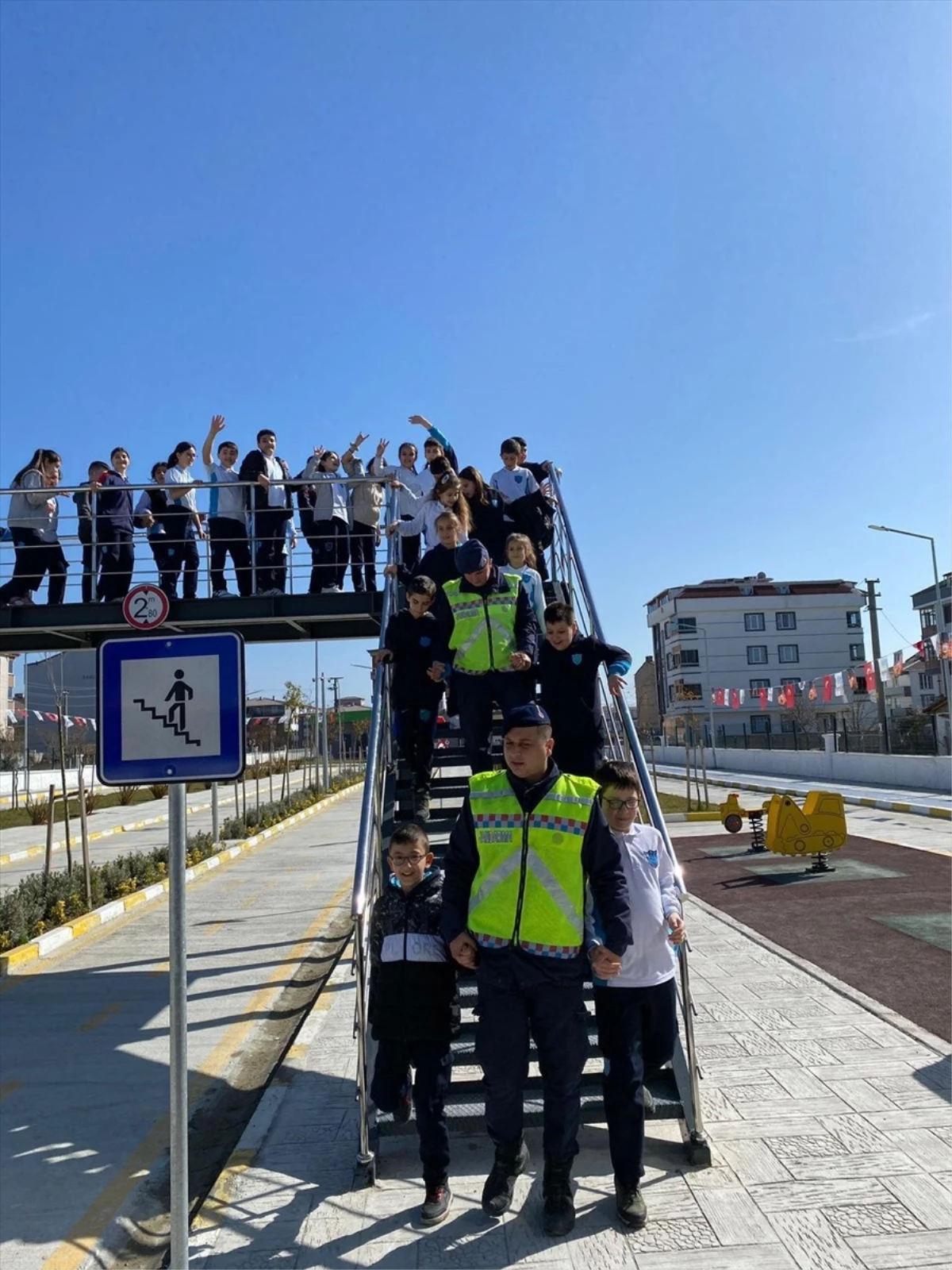Tekirdağ\'da jandarma ekipleri öğrencilere trafik eğitimi düzenledi