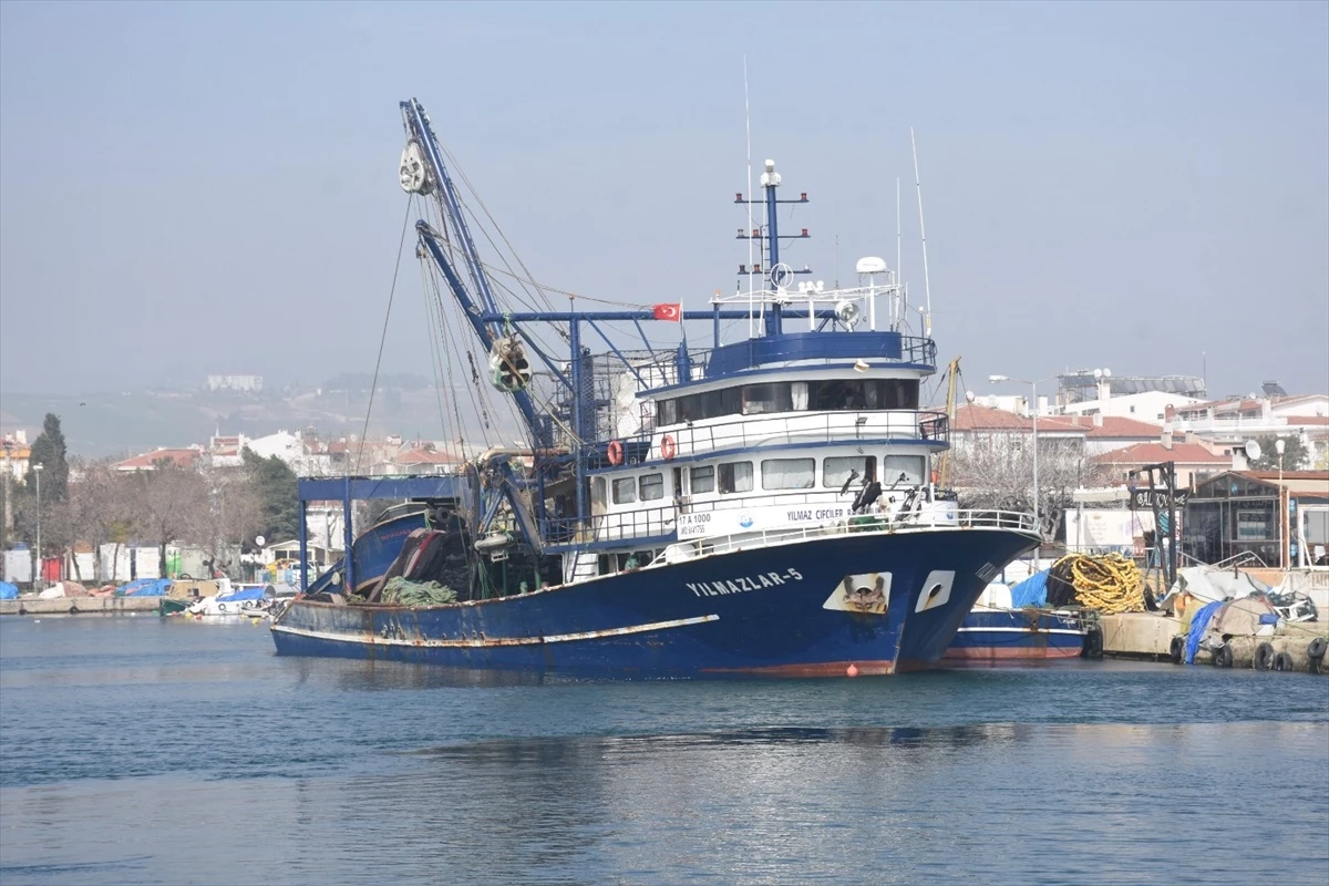 Tekirdağ\'ın Şarköy ilçesinde tekneden denize düşen tayfa aranıyor