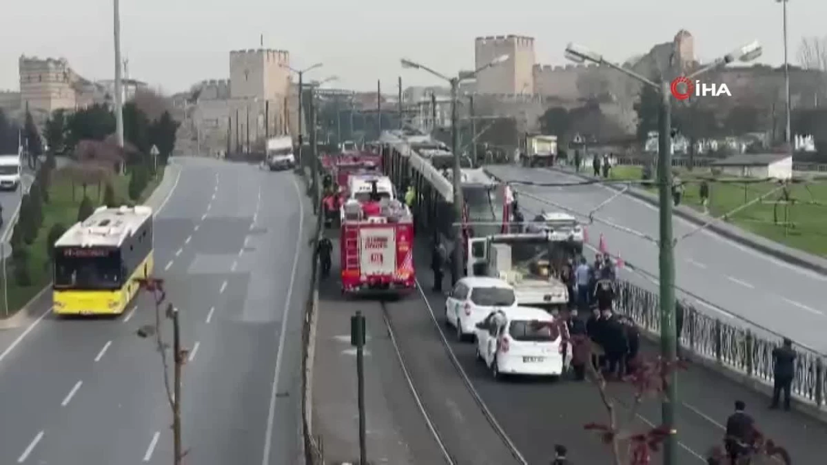 Topkapı\'da tramvay kazası: Raylarda sıkışan vatandaş kurtarma çalışmaları devam ediyor
