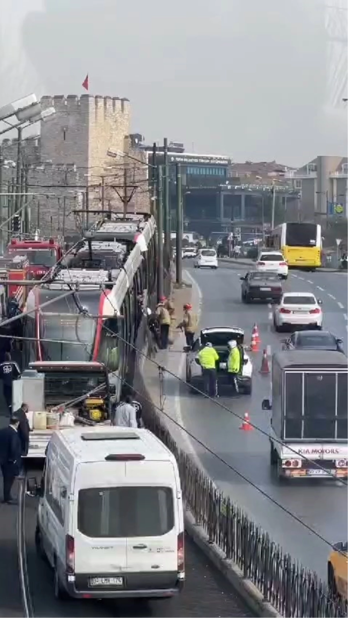 Karşıdan karşıya geçmek isterken tramvayın altında kalarak hayatını kaybetti