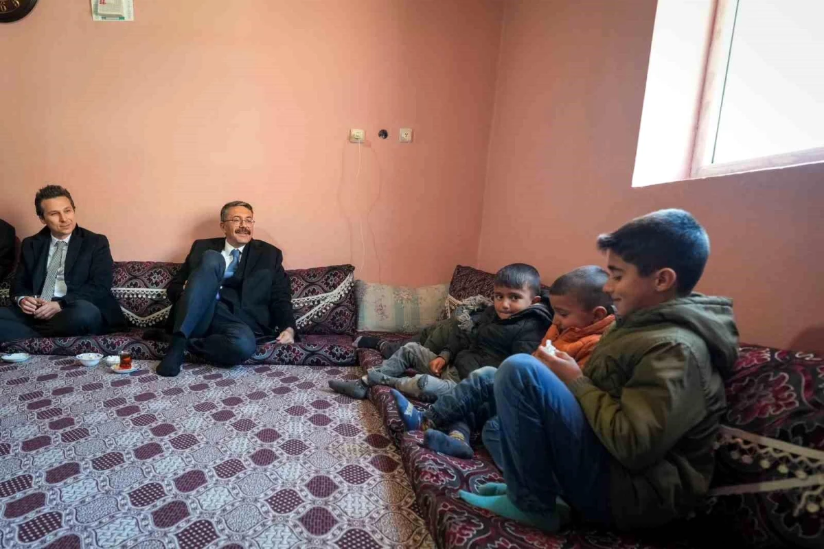 Hakkari Valisi ve Belediye Başkan Vekili Ali Çelik, köyleri ziyaret etti