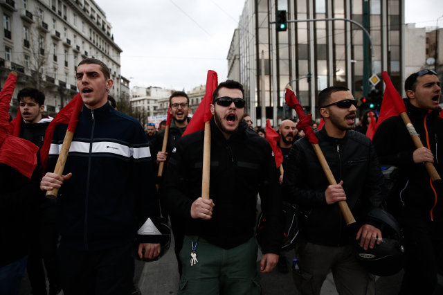 Yunanistan'daki tren faciasının yıl dönümünde binlerce kişi sokaklara döküldü