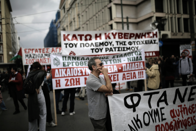 Yunanistan'daki tren faciasının yıl dönümünde binlerce kişi sokaklara döküldü