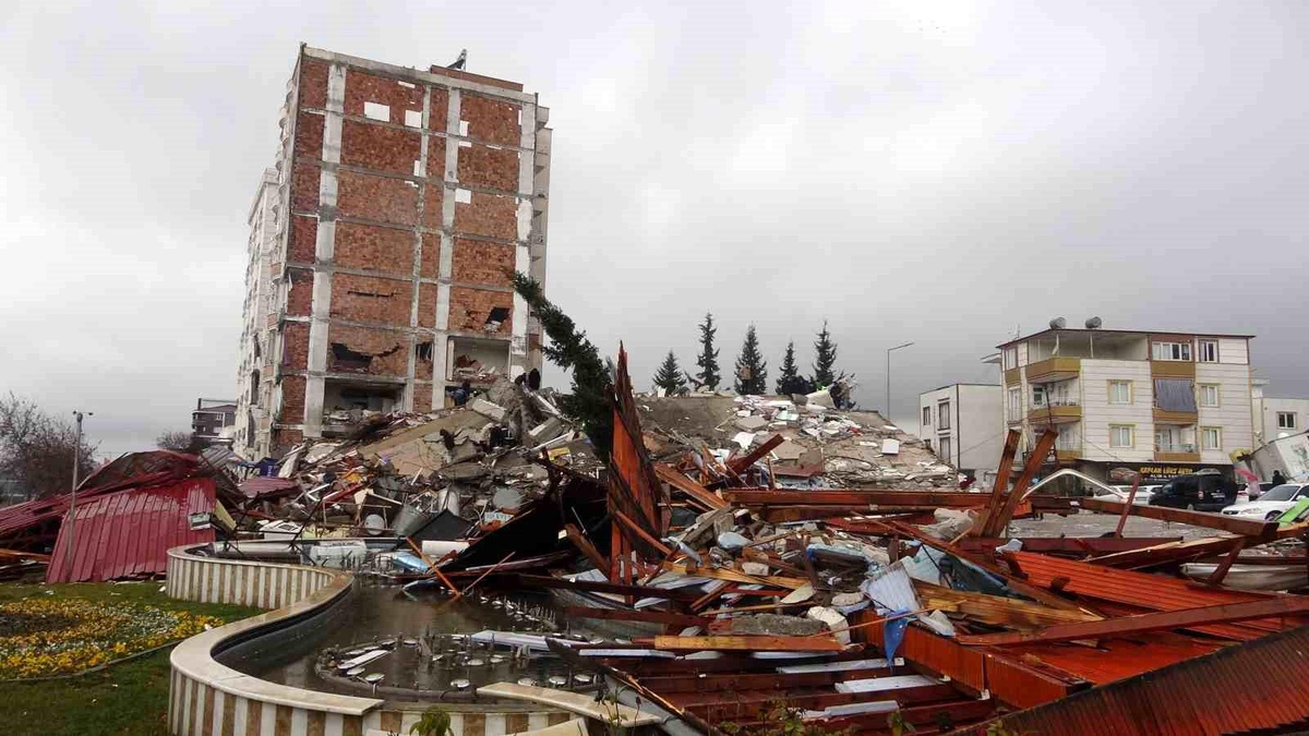 Adıyaman\'da Zümrüt Apartmanı davasının ilk duruşması görüldü
