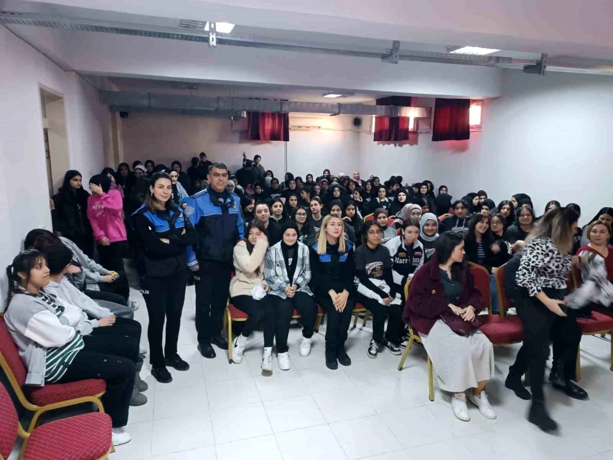 Adana polisi okullarda öğrencilere akran zorbalığı hakkında bilgilendirme yaptı