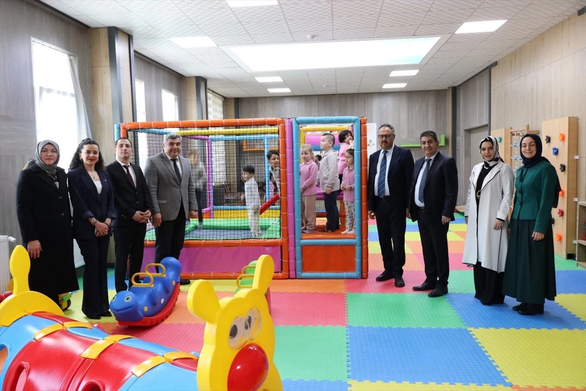 Afyonkarahisar\'da Hoca Ahmet Yesevi İlkokulu\'nda kapalı oyun alanı açıldı