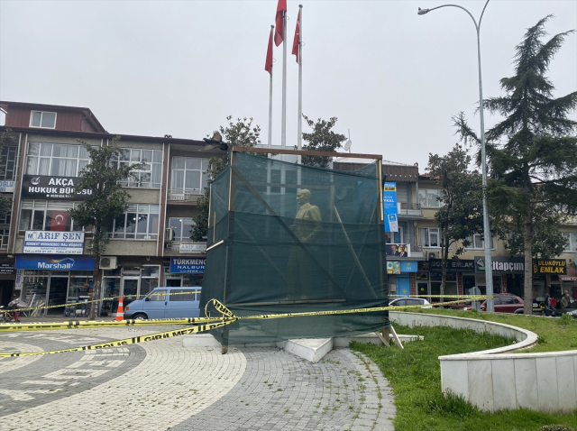 Akyazı'da Atatürk Heykeline Balyozla Zarar Veren Şüpheli Tutuklandı