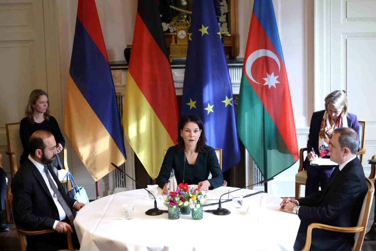 Azerbaycan ve Ermenistan, barış anlaşması müzakerelerinin devamı konusunda anlaştı