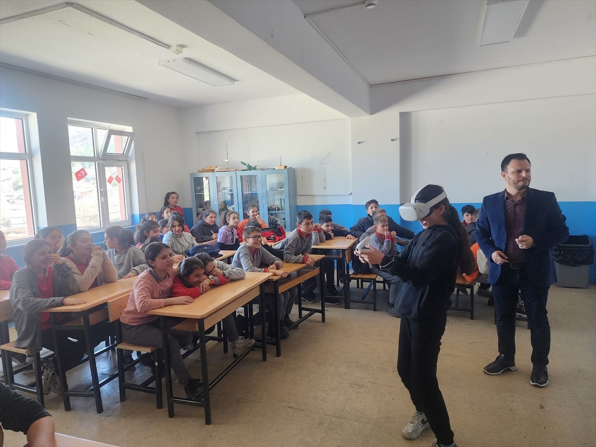 Amasya\'da Köy Okulu Öğrencilerine Sanal Gerçeklik Gözlüğü Desteğiyle Eğitim Verildi