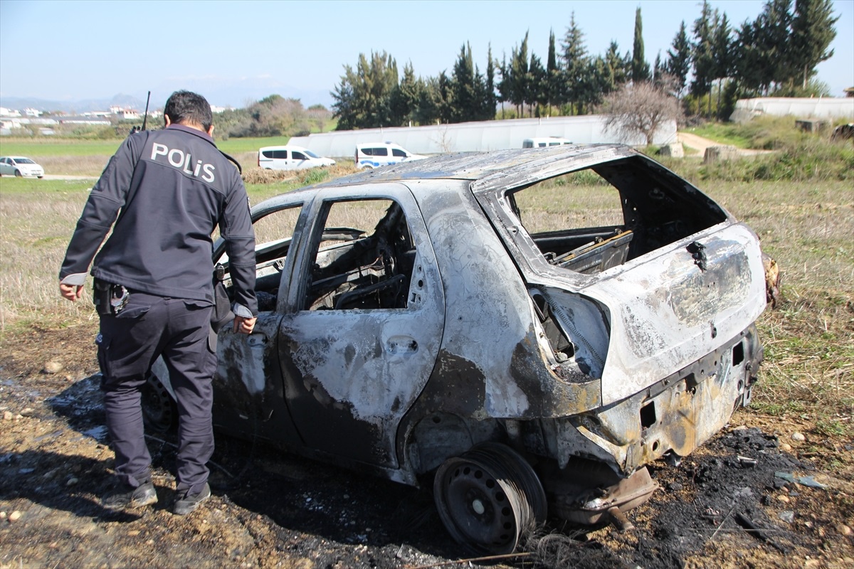 Serik\'te Bir Kişi Eşine Ait Otomobili Yaktı