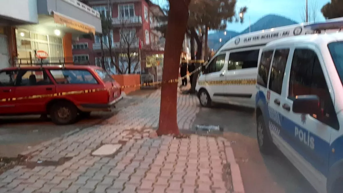 Isparta\'da kasap dükkanında av tüfeğiyle vurulan kişi hayatını kaybetti