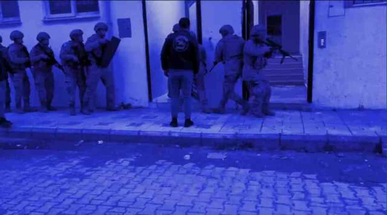 Aydın ve Hatay'da 2 organize suç örgütü çökertildi! Elebaşları dahil 37 şüpheli gözaltına alındı Aydın ve Hatay'da 2 organize suç örgütü çökertildi! Elebaşları dahil 37 şüpheli gözaltına alındı