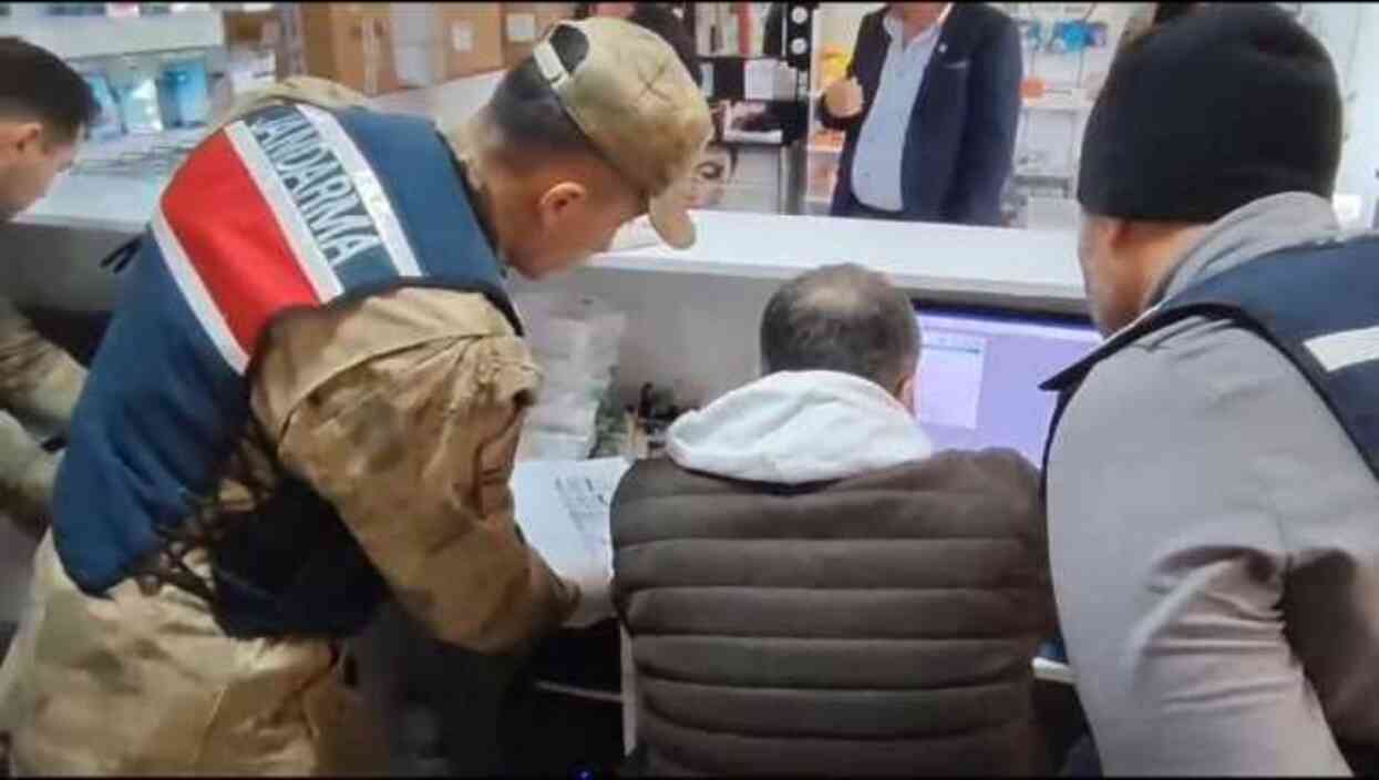 Aydın ve Hatay'da 2 organize suç örgütü çökertildi! Elebaşları dahil 37 şüpheli gözaltına alındı Aydın ve Hatay'da 2 organize suç örgütü çökertildi! Elebaşları dahil 37 şüpheli gözaltına alındı