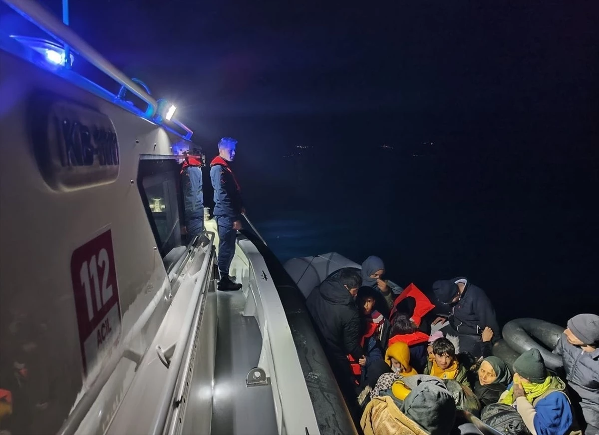 Ayvacık açıklarında lastik botta 42 düzensiz göçmen yakalandı
