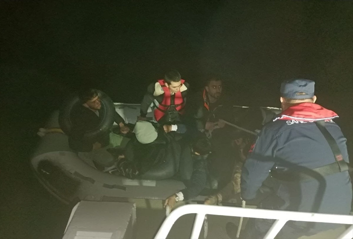 Ayvalık açıklarında Midilli\'ye gitmeye çalışan 45 düzensiz göçmen yakalandı