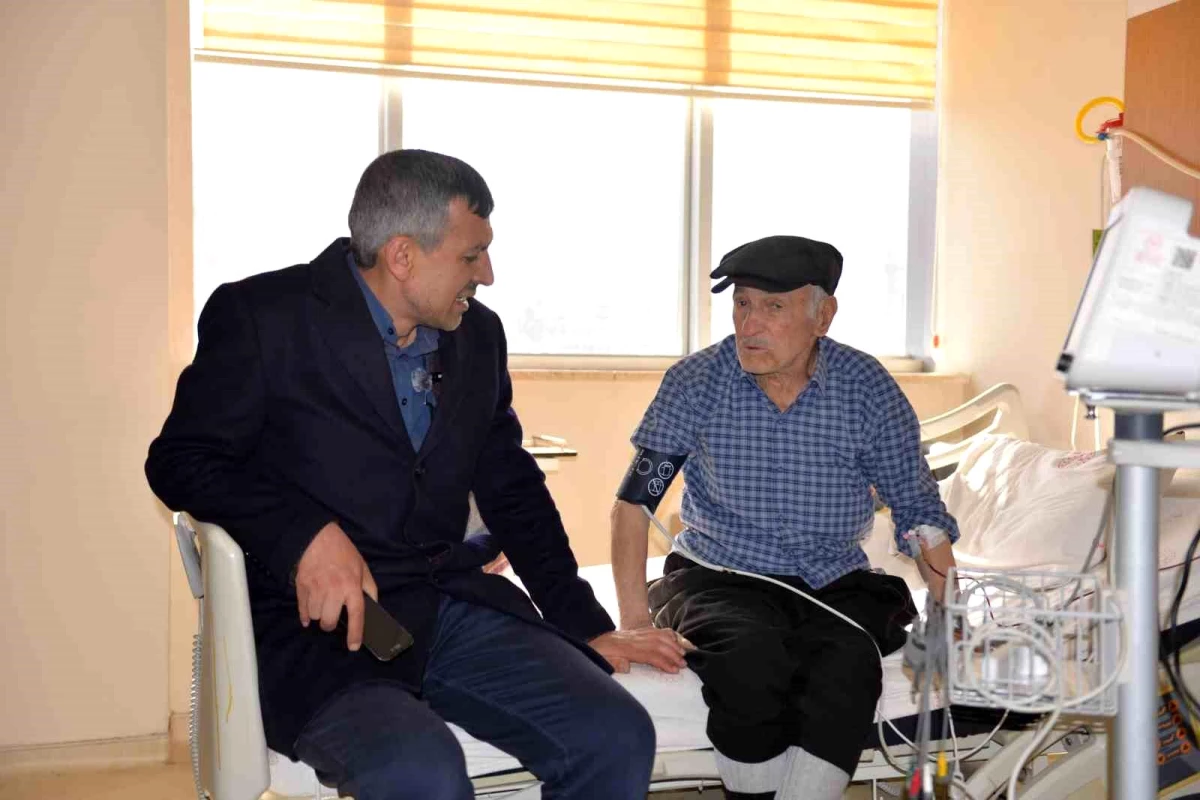 AK Parti Adıyaman\'ın Gölbaşı Belediye Başkan Adayı Hakan Toydaş, Devlet Hastanesi\'ni Ziyaret Etti