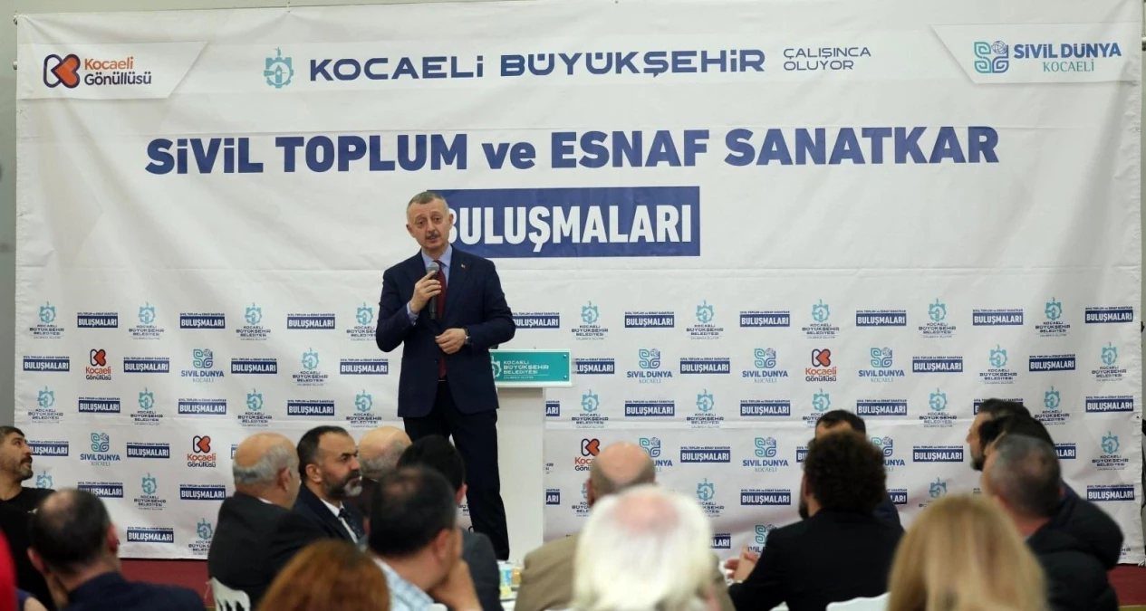 Kocaeli Büyükşehir Belediye Başkanı Tahir Büyükakın, Derince\'de esnaf ile bir araya geldi