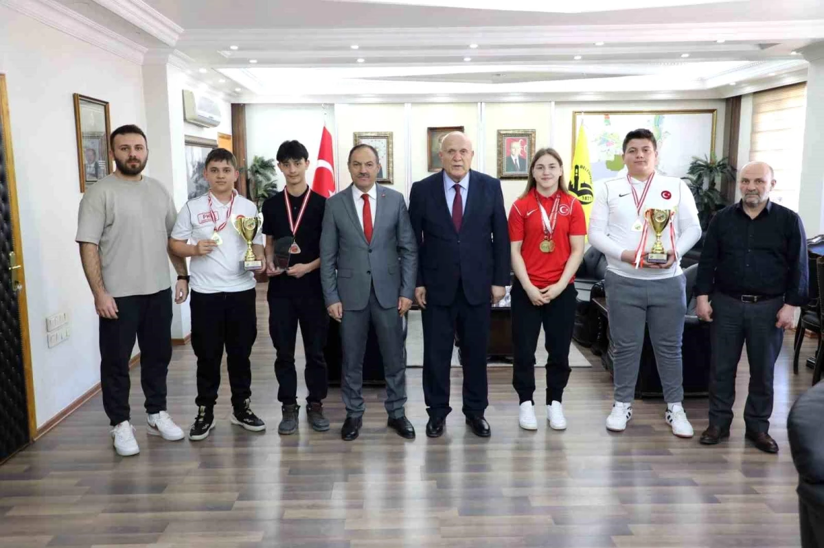 Bayburt Belediye Başkanı Hükmü Pekmezci, başarılı sporcuları ödüllendirdi