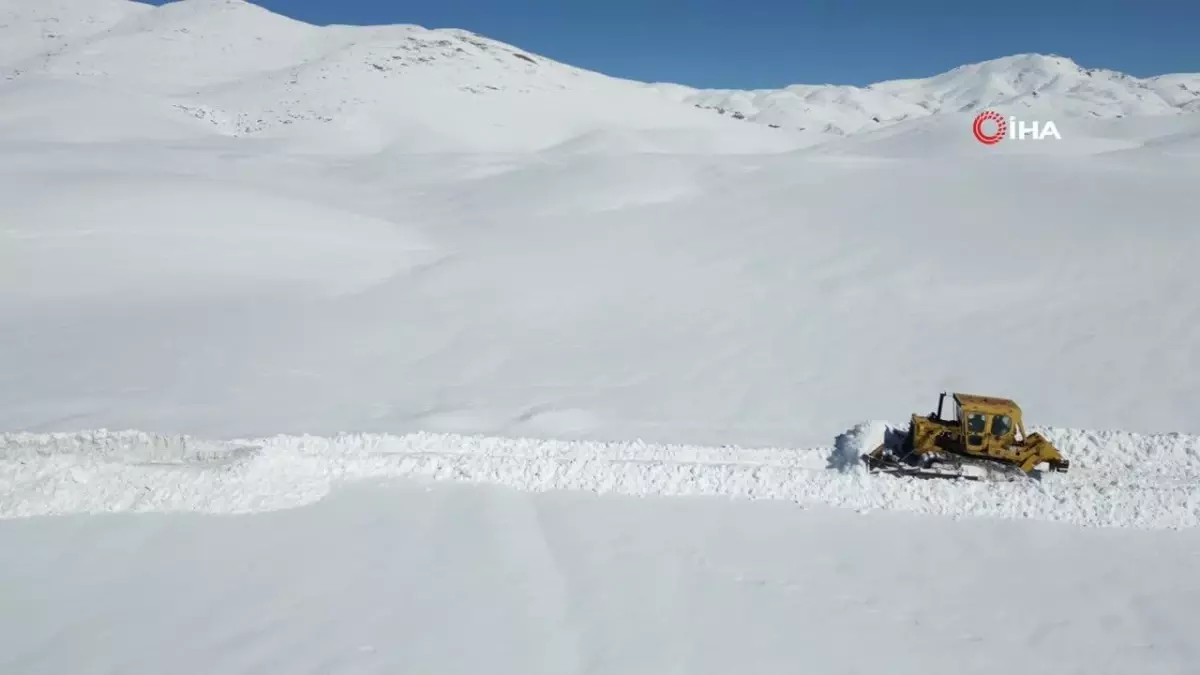 Beytüşşebap\'ta dozerler karlı yollarda ilerlemekte güçlük çekiyor