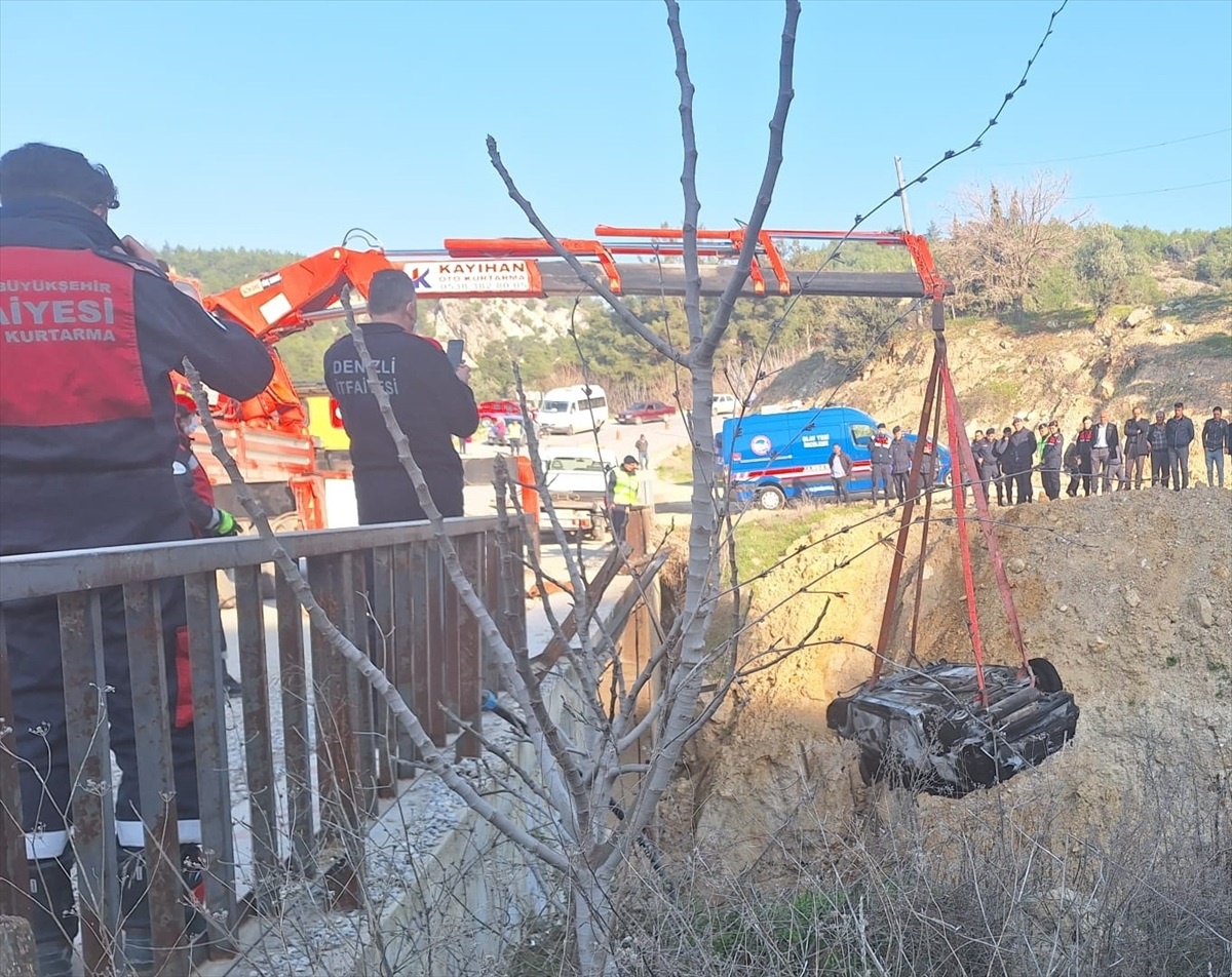 Denizli\'de dere yatağına yuvarlanan otomobilde sürücü hayatını kaybetti