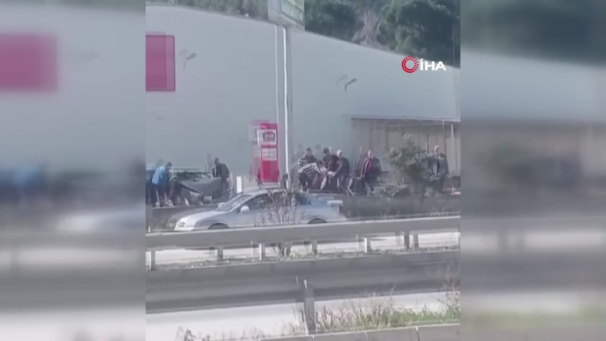 Direksiyonu kilitlenen otomobilin beton bloğa çarpma anı kamerada
