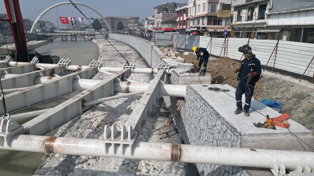 Düzce Belediyesi, Asar Deresi Rekreasyon Projesi\'nde İkinci Köprüyü Montajladı