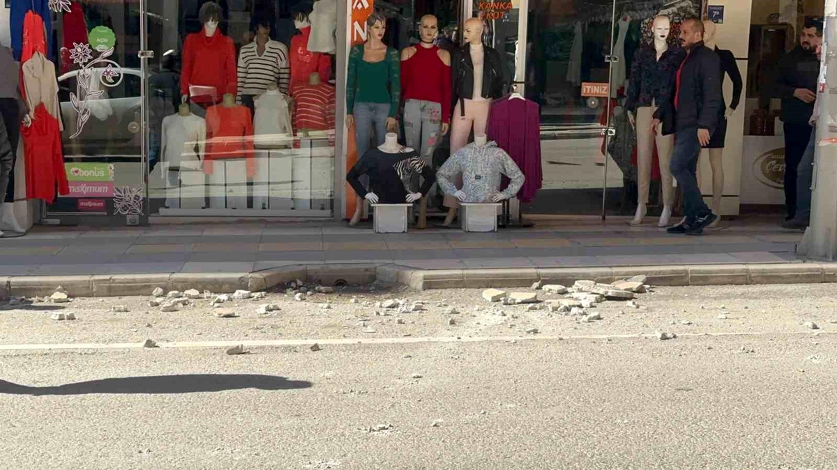 Elazığ\'da kaldırımda yürüyen vatandaşa beton parçaları düştü