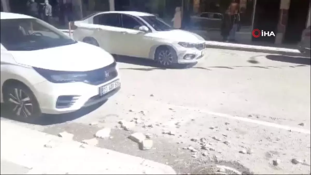 Elazığ\'da yolda yürüyen vatandaş, saniyelerle ölümden döndü