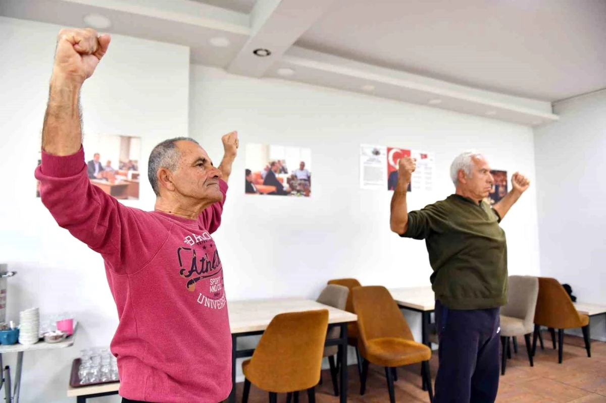 Mersin Büyükşehir Belediyesi Mezitli Emekli Evi\'nde Emekliler Spor Yapıyor