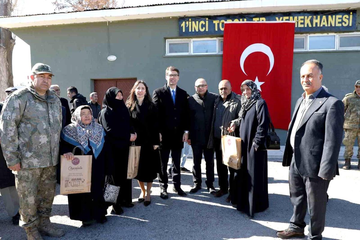 Erciş\'te şehit aileleri ve gaziler onuruna yemek verildi