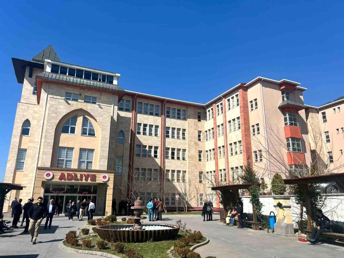 Kahramanmaraş\'ta depremde 35 kişi hayatını kaybetti, Ezgi Apartmanı davası ertelendi