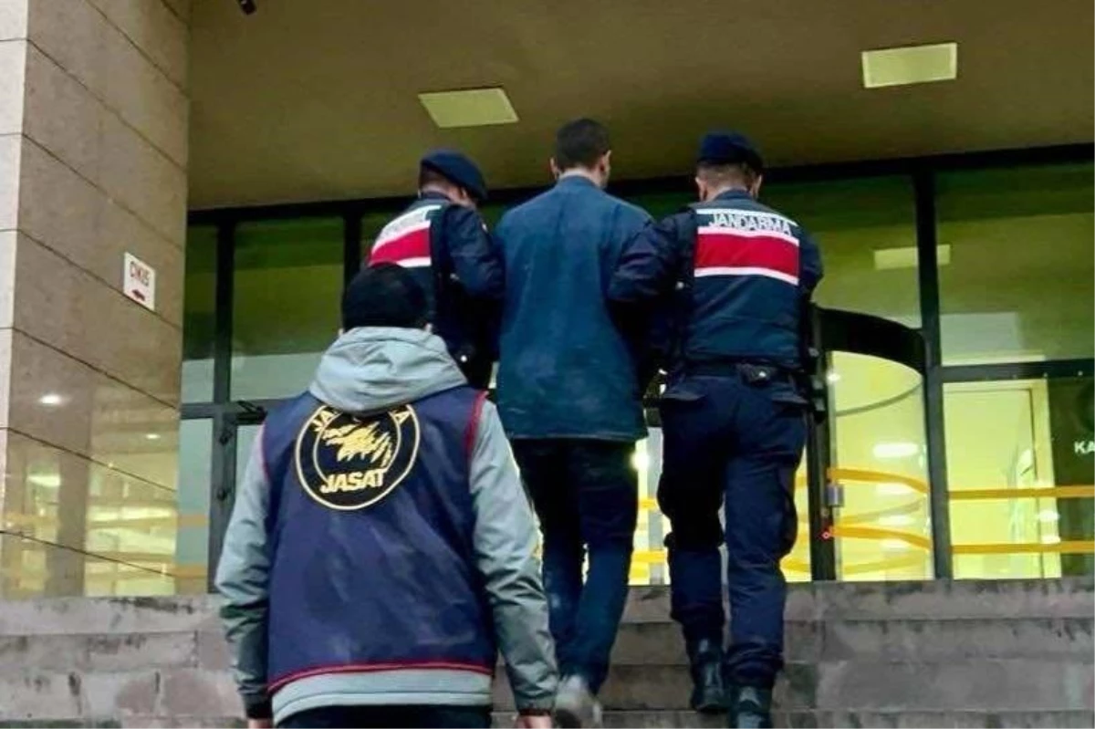 İzmir\'de JASAT Operasyonu: 5 Zanlı Yakalandı