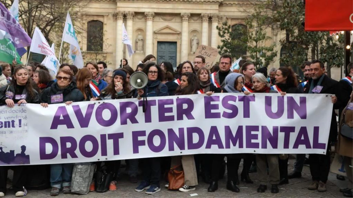 Fransa, kürtaj hakkını anayasal güvence altına alıyor