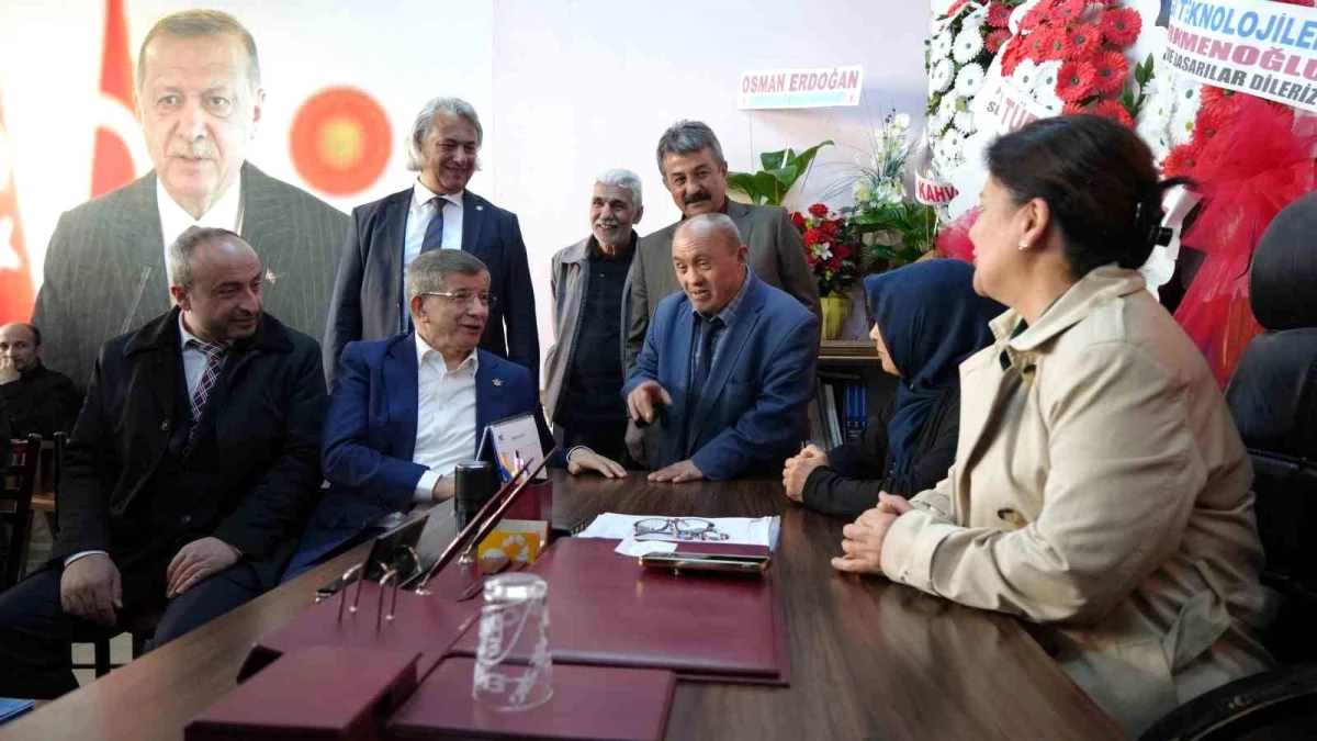 Ahmet Davutoğlu, AK Parti İlçe Başkanlığı seçim bürosuna sürpriz ziyaret gerçekleştirdi