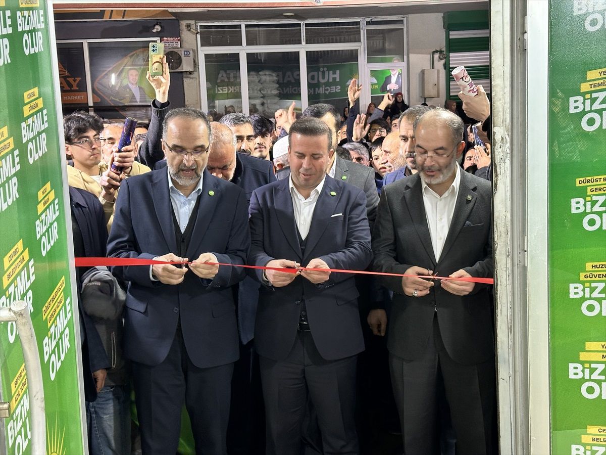 HÜDA PAR Genel Başkan Vekili İshak Sağlam, Adıyaman\'ın Kahta ilçesinde seçim koordinasyon merkezi açılışına katıldı