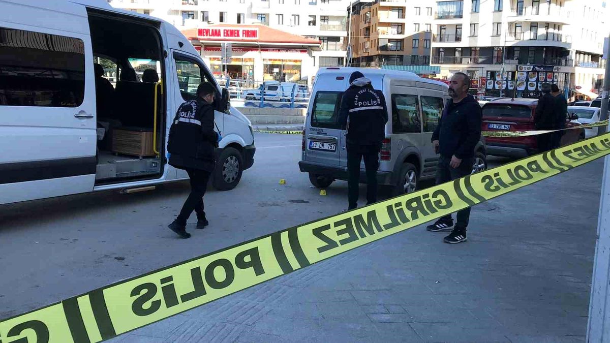 Elazığ\'da Husumetli Şahıslar Arasında Silahlı Kavga