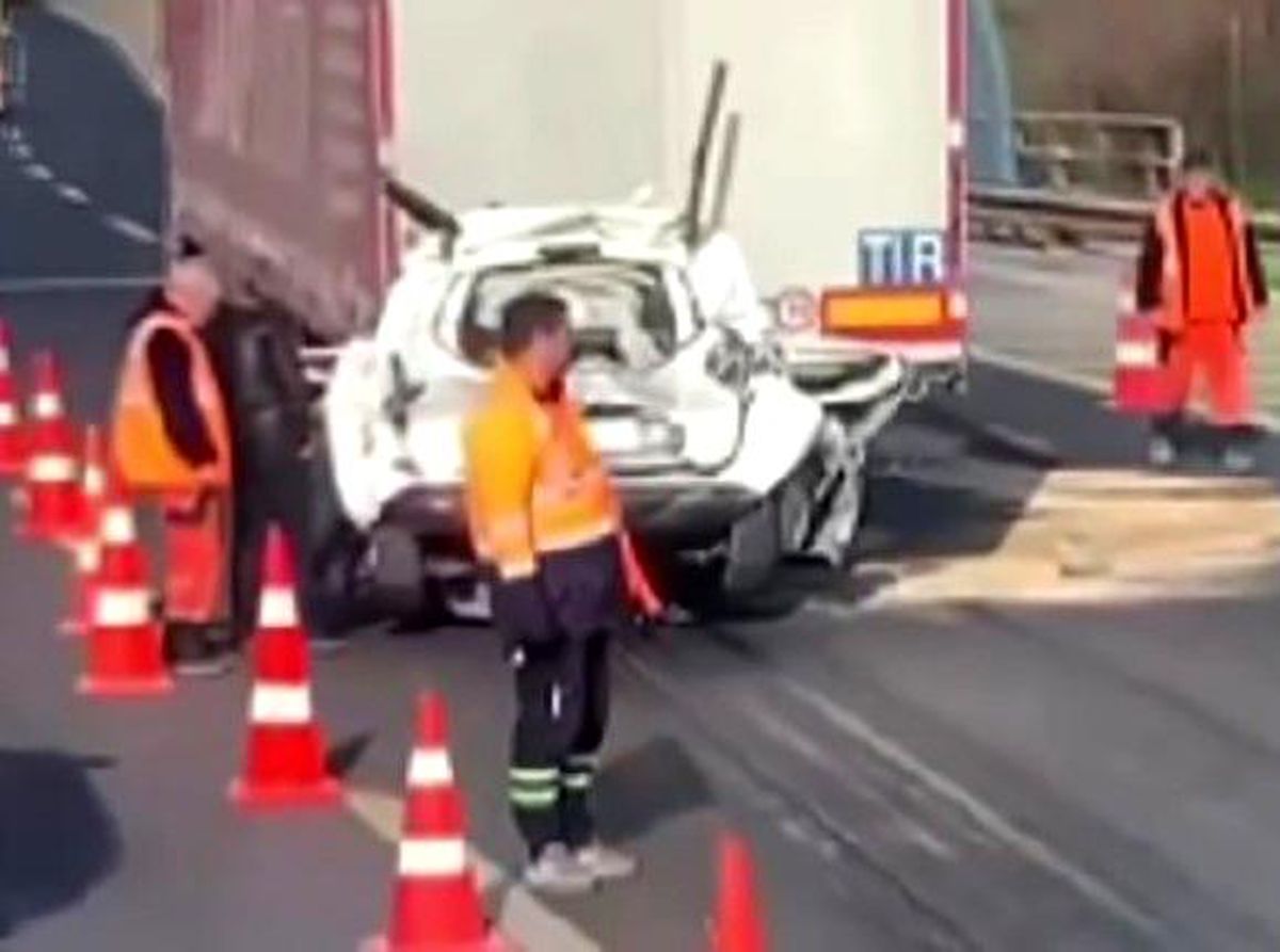 İzmir Bayraklı\'da Otomobil Tırın Arasında Ezildi, Sürücü Hayatını Kaybetti