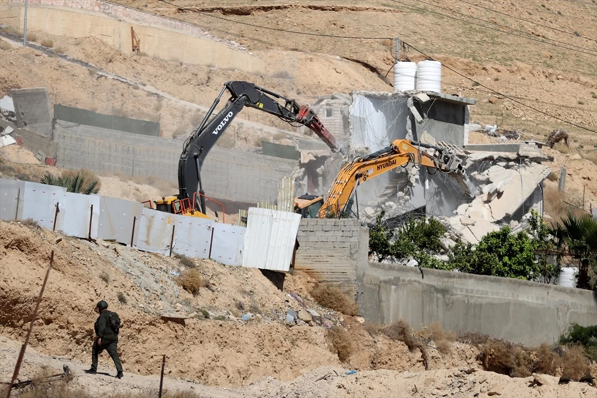 İsrail, Batı Şeria\'da Filistinlilere ait ev ve tesisleri yıktı