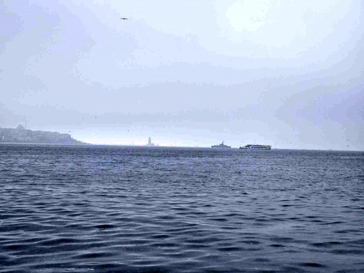 İstanbul Boğazı\'nda gemi trafiği sis nedeniyle durduruldu