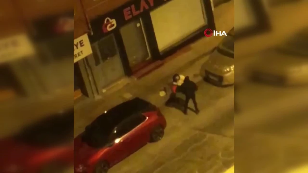 İstanbul\'da içkisini ödettirdiği adam tarafından dövülen bir kişi kameralara yansıdı