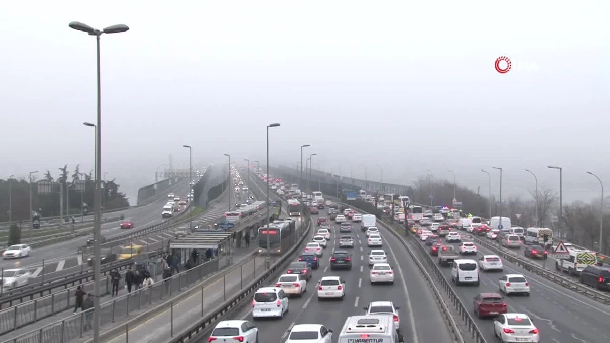 İstanbul\'da sis etkili oldu: Haliç Köprüsü sisten kayboldu