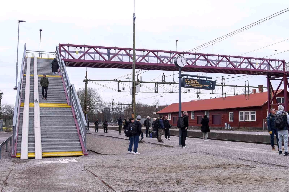 İsveç\'te yük treni yayalara çarptı, 3 kişi hayatını kaybetti