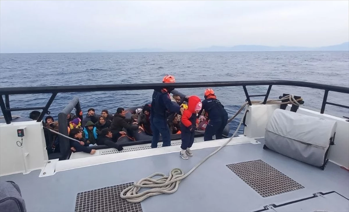 İzmir açıklarında Yunanistan unsurlarınca Türk kara sularına itilen 105 düzensiz göçmen karaya çıkarıldı, 125 göçmen yakalandı