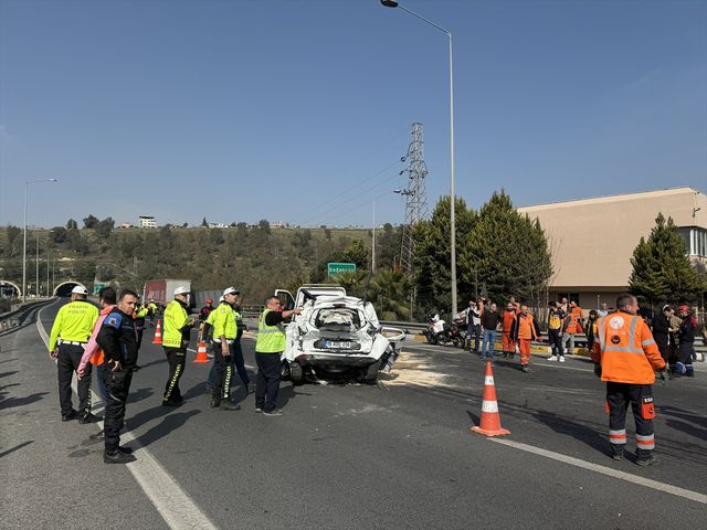İzmir'de Otomobil İki Tır Arasında Kalarak Sürücüsü Hayatını Kaybetti İzmir'de Otomobil İki Tır Arasında Kalarak Sürücüsü Hayatını Kaybetti