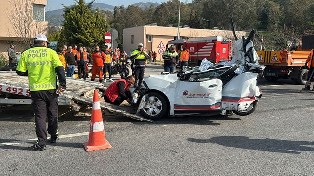 İzmir'de Otomobil İki Tır Arasında Kalarak Sürücüsü Hayatını Kaybetti İzmir'de Otomobil İki Tır Arasında Kalarak Sürücüsü Hayatını Kaybetti