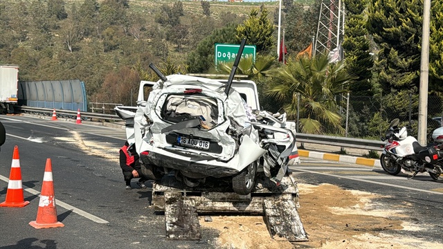 İzmir'de Otomobil İki Tır Arasında Kalarak Sürücüsü Hayatını Kaybetti İzmir'de Otomobil İki Tır Arasında Kalarak Sürücüsü Hayatını Kaybetti